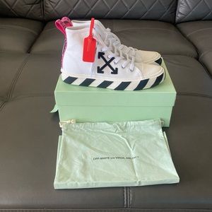 Off White Mid Top Sneaker, Size 42